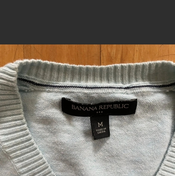Banana Republic Men's Medium Light Blue V-Neck Sweater - Picture 12 of 12